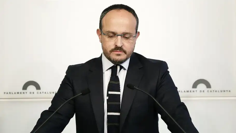 El diputado del PPC, Alejandro Fernández, durante una rueda de prensa El diputado del PPC, Alejandro Fernández, durante una rueda de prensa
