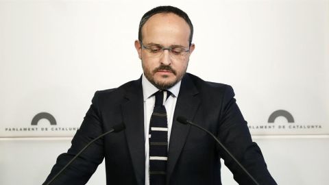 El diputado del PPC, Alejandro Fern&aacute;ndez, durante una rueda de prensa