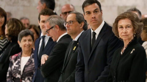 La Reina Sof&iacute;a, Pedro S&aacute;nchez, Quim Torra, Pablo Casado y Teresa Cunillera en el funeral de Montserrat Caball&eacute;