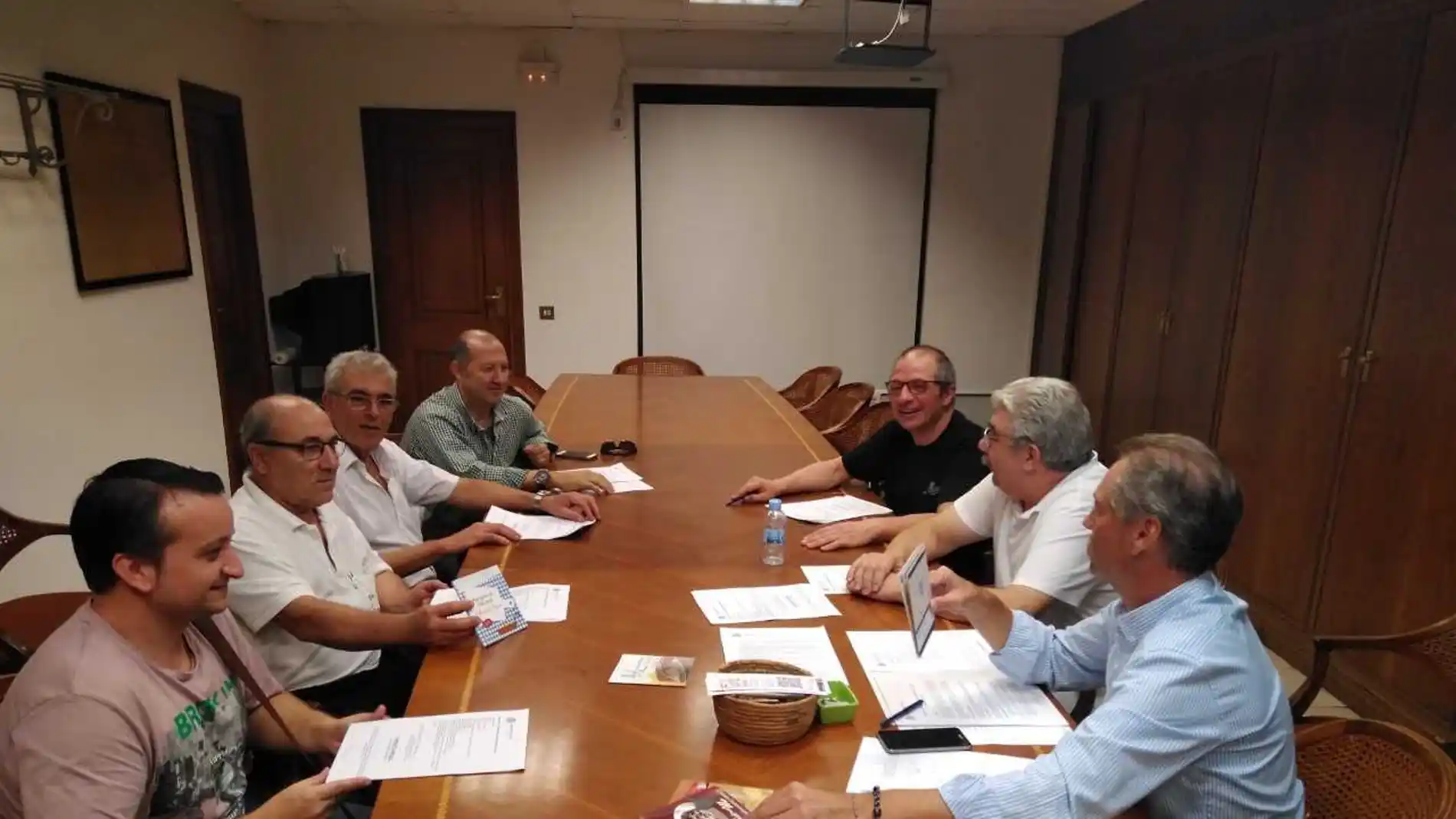 El Comité Organitzador de l´Olla de la Plana durant la reunió per a la nova edició de les jornades. 