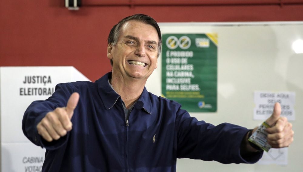  Jair Bolsonaro tras depositar su voto
