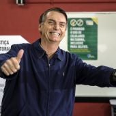  Jair Bolsonaro tras depositar su voto