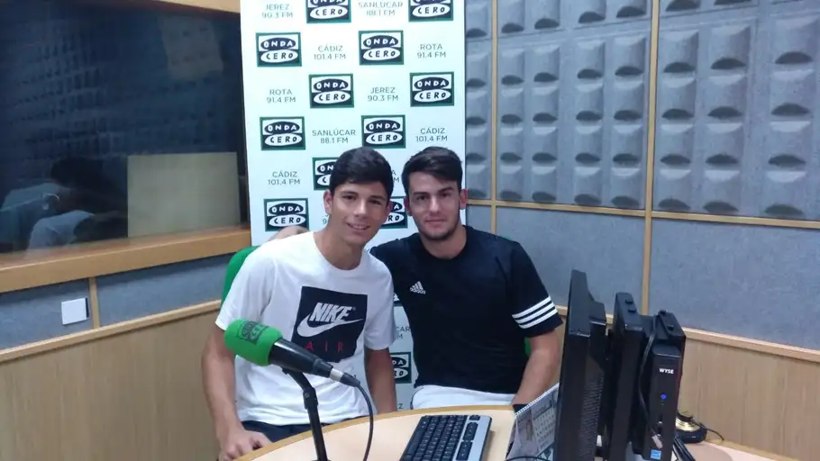 Onda Deportiva Cádiz El jugador de voleibol Óscar Bornes, y el entrenador del equipo cadete del CV Amigos Cádiz, Raúl Cuenca.