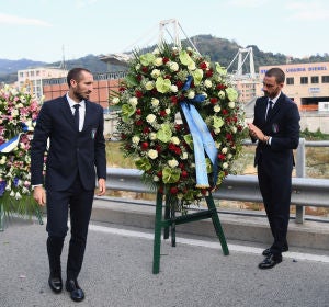 Chiellini y Bonucci dejan una corona de flores en recuerdo a las víctimas de la tragedia de Génova Chiellini y Bonucci dejan una corona de flores en recuerdo a las víctimas de la tragedia de Génova