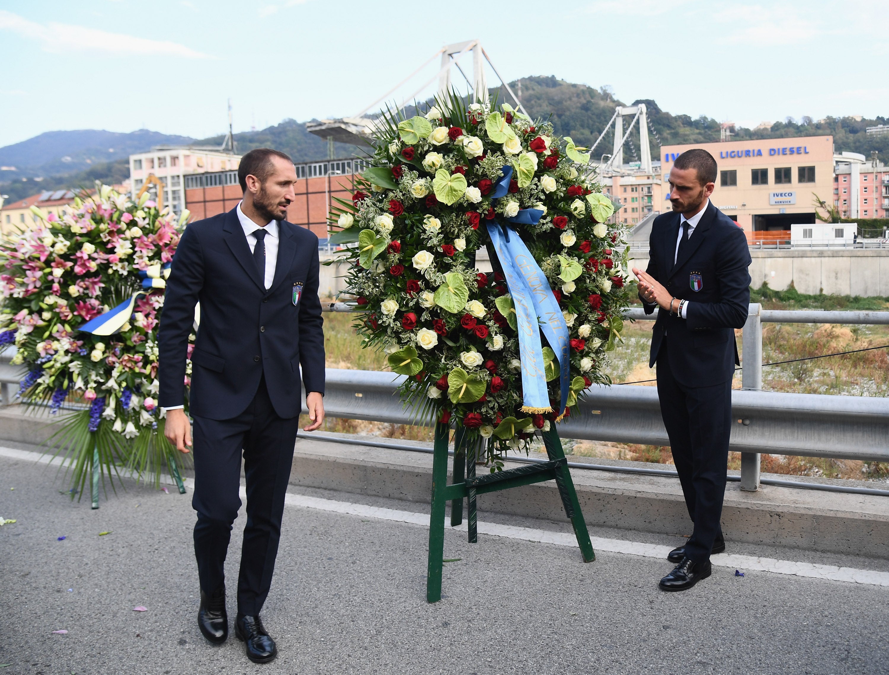 La selección italiana homenajea a las víctimas del derrumbe del puente de Génova La selección italiana homenajea a las víctimas del derrumbe del puente de Génova