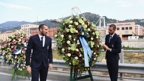 Chiellini y Bonucci dejan una corona de flores en recuerdo a las v&iacute;ctimas de la tragedia de G&eacute;nova