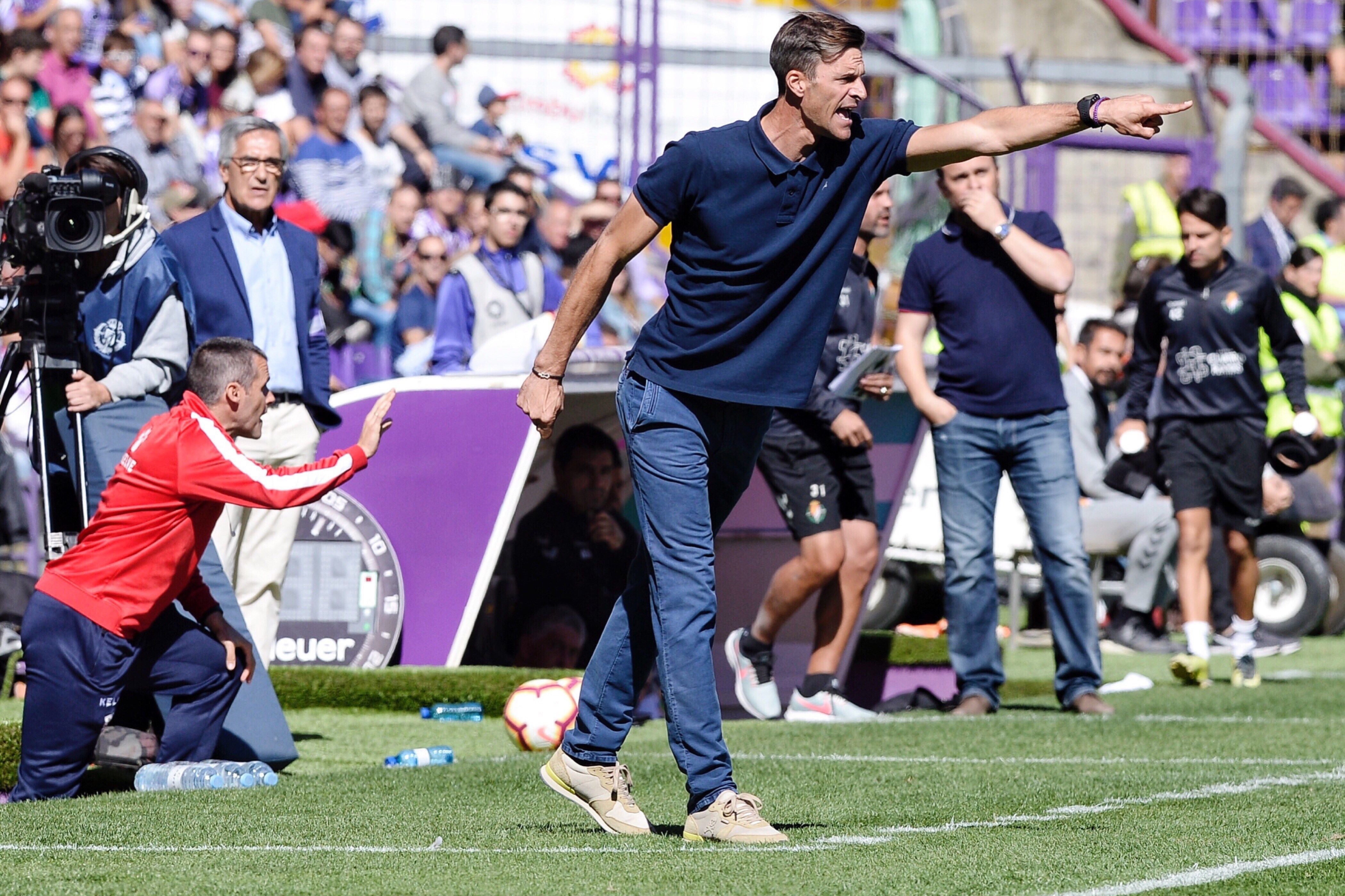 Leo Franco, destituido como entrenador del Huesca Leo Franco, destituido como entrenador del Huesca