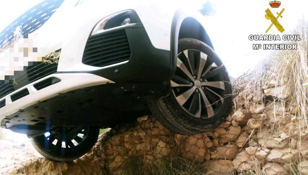 El vehículo de la vecina de Crevillent quedó con sus dos ruedas delanteras suspendidas sobre el barraco