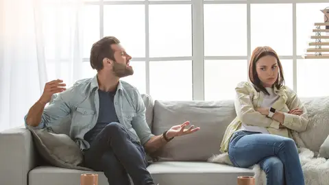 Pareja discutiendo Pareja discutiendo
