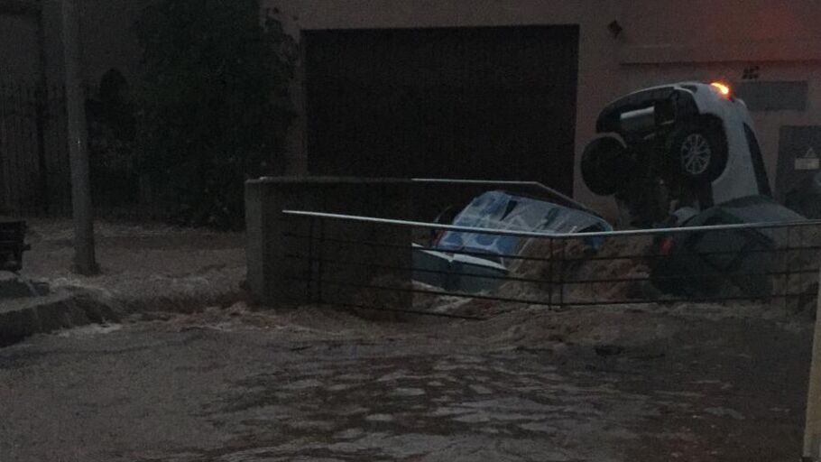 Coches arrastrados por la riada en Sant Lloren&ccedil;