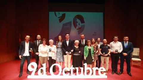 Premiados en el 9 d'Octubre en Elche con miembros de la Corporaci&oacute;n