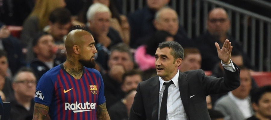 Valverde da instrucciones a Arturo Vidal durante un partido Valverde da instrucciones a Arturo Vidal durante un partido