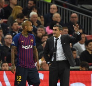Valverde da instrucciones a Arturo Vidal durante un partido Valverde da instrucciones a Arturo Vidal durante un partido