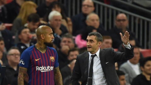 Valverde da instrucciones a Arturo Vidal durante un partido