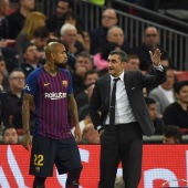 Valverde da instrucciones a Arturo Vidal durante un partido