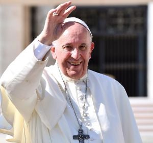 El Papa Francisco saluda durante su tradicional audiencia semanal en la Plaza de San Pedro del Vaticano El Papa Francisco saluda durante su tradicional audiencia semanal en la Plaza de San Pedro del Vaticano