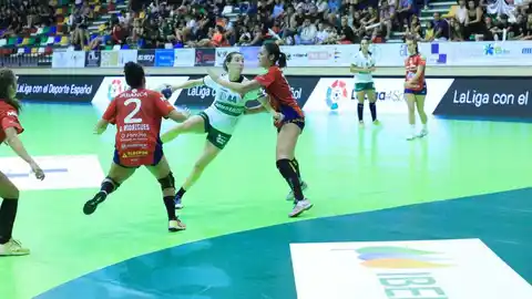 La ilicitana Ana Martínez, en una acción de ataque durante el encuentro entre el Elche Mustang y el Porriño. BALONMANO