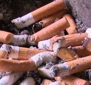 Bruselas quiere que las tabaqueras paguen los costes de las colillas tiradas al suelo Bruselas quiere que las tabaqueras paguen los costes de las colillas tiradas al suelo