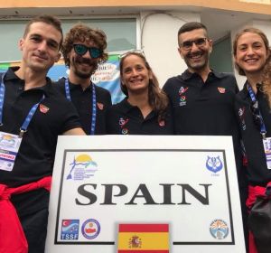 La apneísta ilicitana Isabel Sánchez Arán, a la derecha de la imagen, con los componentes de la selección española que compitió en Turquía. La apneísta ilicitana Isabel Sánchez Arán, a la derecha de la imagen, con los componentes de la selección española que compitió en Turquía.