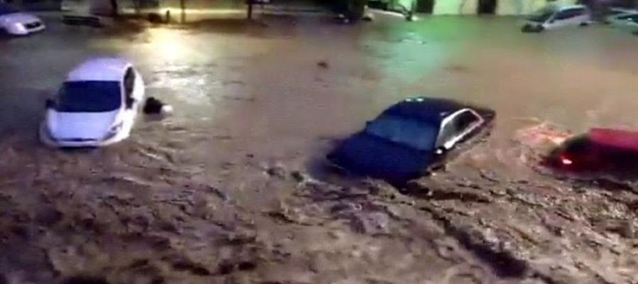 Vista de una calle de la localidad de Sant Llorenç des Cardassar (Mallorca), durante las inundaciones y el desbordamiento de torrentes Vista de una calle de la localidad de Sant Llorenç des Cardassar (Mallorca), durante las inundaciones y el desbordamiento de torrentes