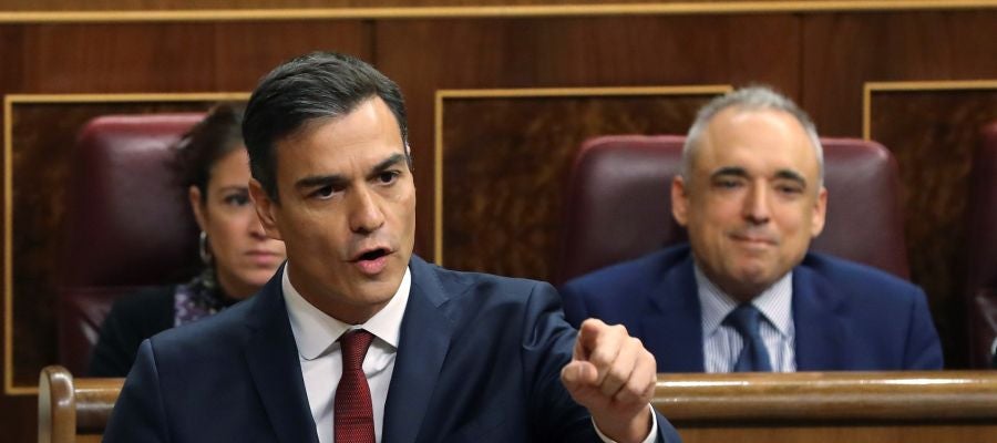 El presidente del gobierno Pedro Sánchez, contesta una interpelación en la sesión de control del Congreso de los diputados El presidente del gobierno Pedro Sánchez, contesta una interpelación en la sesión de control del Congreso de los diputados