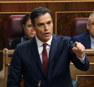 El presidente del gobierno Pedro Sánchez, contesta una interpelación en la sesión de control del Congreso de los diputados El presidente del gobierno Pedro Sánchez, contesta una interpelación en la sesión de control del Congreso de los diputados