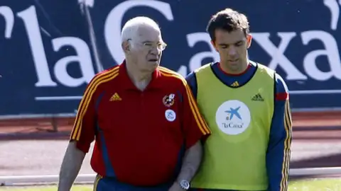 Carlos Marchena con Luis Aragonés. Carlos Marchena con Luis Aragonés.