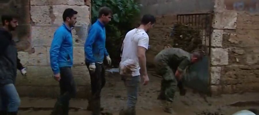 Rafa Nadal, un voluntario más colaborando con los servicios de emergencia tras las inundaciones en Mallorca Rafa Nadal, un voluntario más colaborando con los servicios de emergencia tras las inundaciones en Mallorca