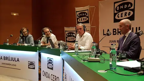 Josu Erkoreka, con Juan Ramón Lucas en La Brújula. Josu Erkoreka, con Juan Ramón Lucas en La Brújula.