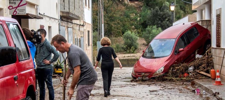 Vecinos y voluntarios colaboran en la limpieza de las calles de Sant Llorenç Vecinos y voluntarios colaboran en la limpieza de las calles de Sant Llorenç
