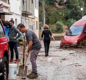 Vecinos y voluntarios colaboran en la limpieza de las calles de Sant Llorenç Vecinos y voluntarios colaboran en la limpieza de las calles de Sant Llorenç