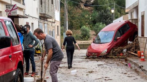 Vecinos y voluntarios colaboran en la limpieza de las calles de Sant Lloren&ccedil;