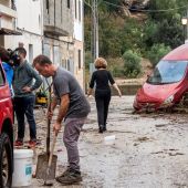 Vecinos y voluntarios colaboran en la limpieza de las calles de Sant Llorenç