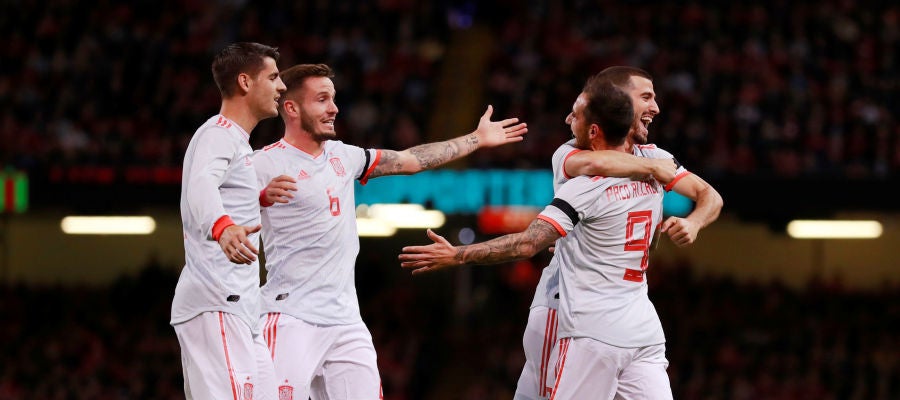Los jugadores de la Selección celebran con Alcácer uno de sus goles contra Gales Los jugadores de la Selección celebran con Alcácer uno de sus goles contra Gales