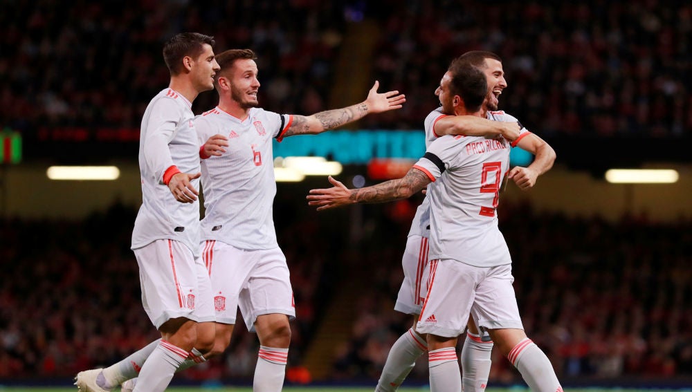 Los jugadores de la Selección celebran con Alcácer uno de sus goles contra Gales