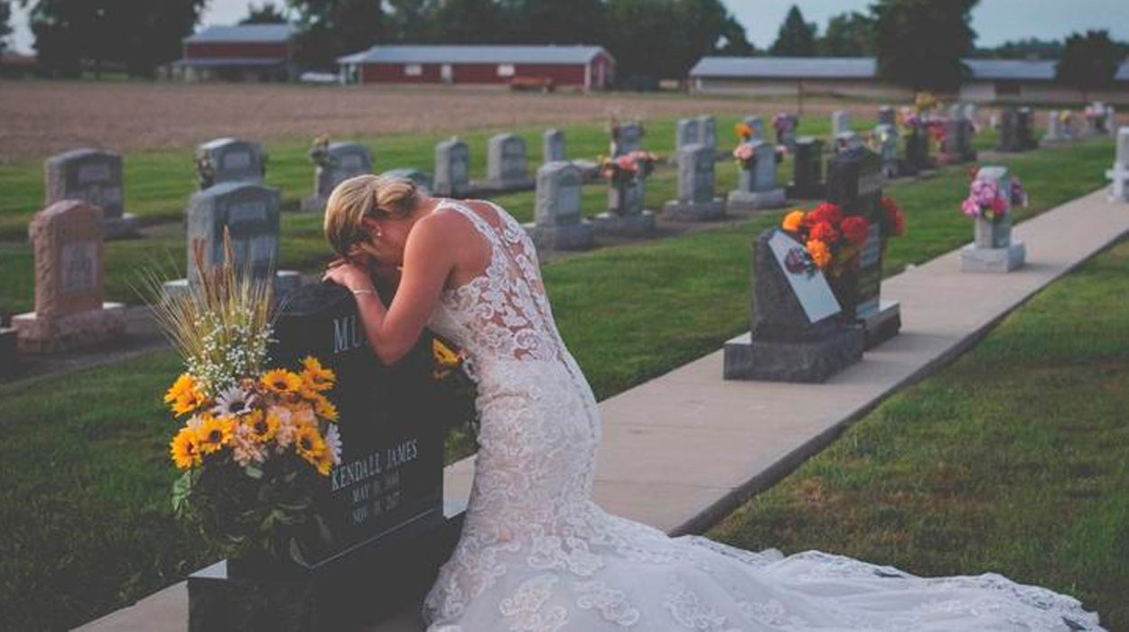 Una mujer se viste de novia y va al cementerio donde está enterrado su prometido, el día en el que tenían prevista la boda Una mujer se viste de novia y va al cementerio donde está enterrado su prometido, el día en el que tenían prevista la boda