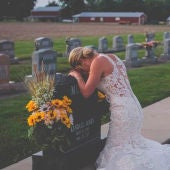 Jessica, en el cementerio donde está enterrado su prometido Kendall