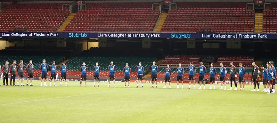 Los jugadores de la selección española guardan un minuto de silencio Los jugadores de la selección española guardan un minuto de silencio