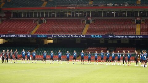 Los jugadores de la selecci&oacute;n espa&ntilde;ola guardan un minuto de silencio