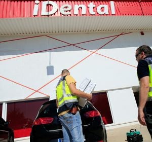 Imagen de un registro por parte de la Policía Nacional de una sede de iDental Imagen de un registro por parte de la Policía Nacional de una sede de iDental
