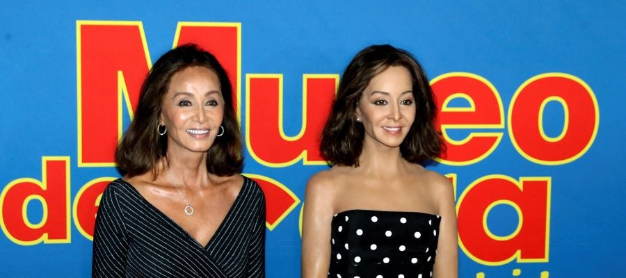Isabel Preysler posa con su escultura en el Museo de Cera de Madrid Isabel Preysler posa con su escultura en el Museo de Cera de Madrid