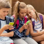 Niños con móviles Niños con móviles