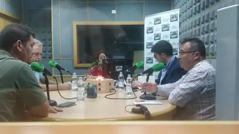 Tertulia política - Cádiz en la Onda Es jueves, tenemos tertulia política y lo hacemos gracias a las opiniones de Fernando Osuna de Ganar Cádiz en Común, Francisco Javíer Ramírez de PSOE, Gonzalo Oliver de PP y Julio Terrón Ciudadanos. Modera Carmen Paúl.