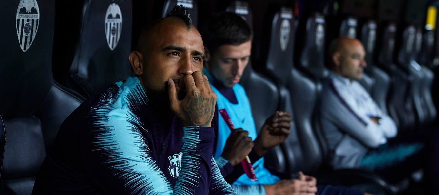 Arturo Vidal, en el banquillo durante el partido del Barcelona en Mestalla Arturo Vidal, en el banquillo durante el partido del Barcelona en Mestalla