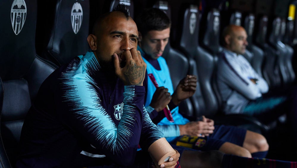 Arturo Vidal, en el banquillo durante el partido del Barcelona en Mestalla