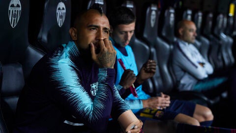 Arturo Vidal, en el banquillo durante el partido del Barcelona en Mestalla