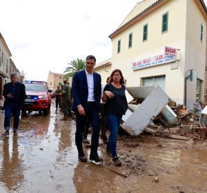 Francina Armengol y Pedro Sánchez durante su visita a Sant Llorenç Francina Armengol y Pedro Sánchez durante su visita a Sant Llorenç