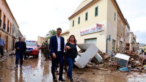 Francina Armengol y Pedro S&aacute;nchez durante su visita a Sant Lloren&ccedil;