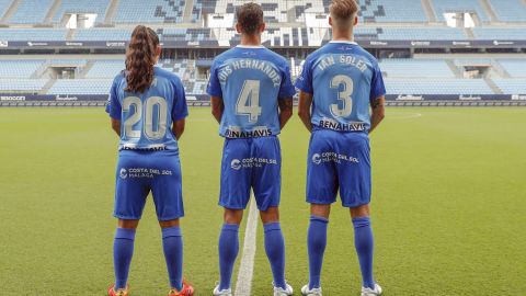 Celia, Luis Hern&aacute;ndez e Ian Soler, con la nueva indeumentaria del M&aacute;laga CF con la publicidad de Costa del Sol M&aacute;laga