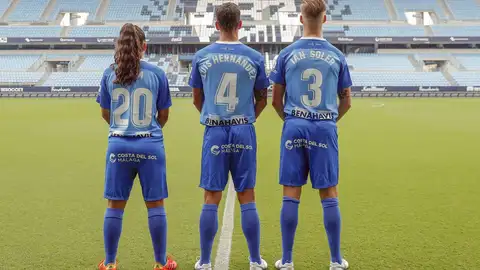 Celia, Luis Hernández e Ian Soler, con la nueva indeumentaria del Málaga CF con la publicidad de Costa del Sol Málaga Celia, Luis Hernández e Ian Soler, con la nueva indeumentaria del Málaga CF con la publicidad de Costa del Sol Málaga